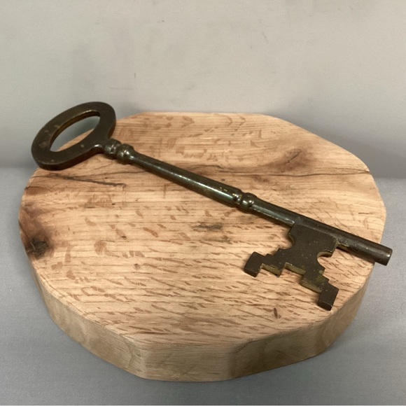 Vintage & Solid Brass & Huge - Skeleton Type Key Wall Hanger - Paperweight - Picture 3 of 10